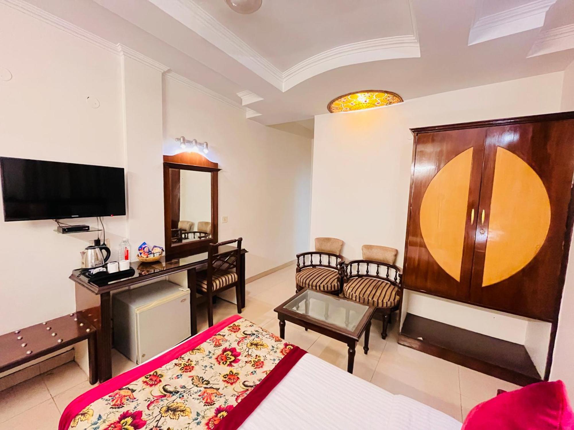 Hotel Paras - Karol Bagh Delhi Bagian luar foto