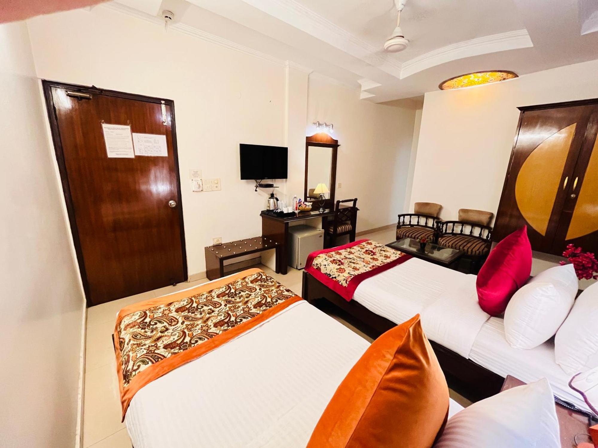 Hotel Paras - Karol Bagh Delhi Bagian luar foto