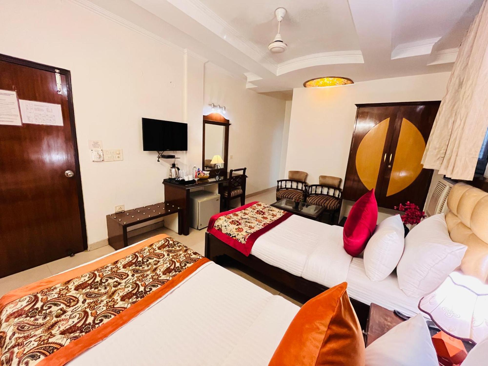 Hotel Paras - Karol Bagh Delhi Bagian luar foto