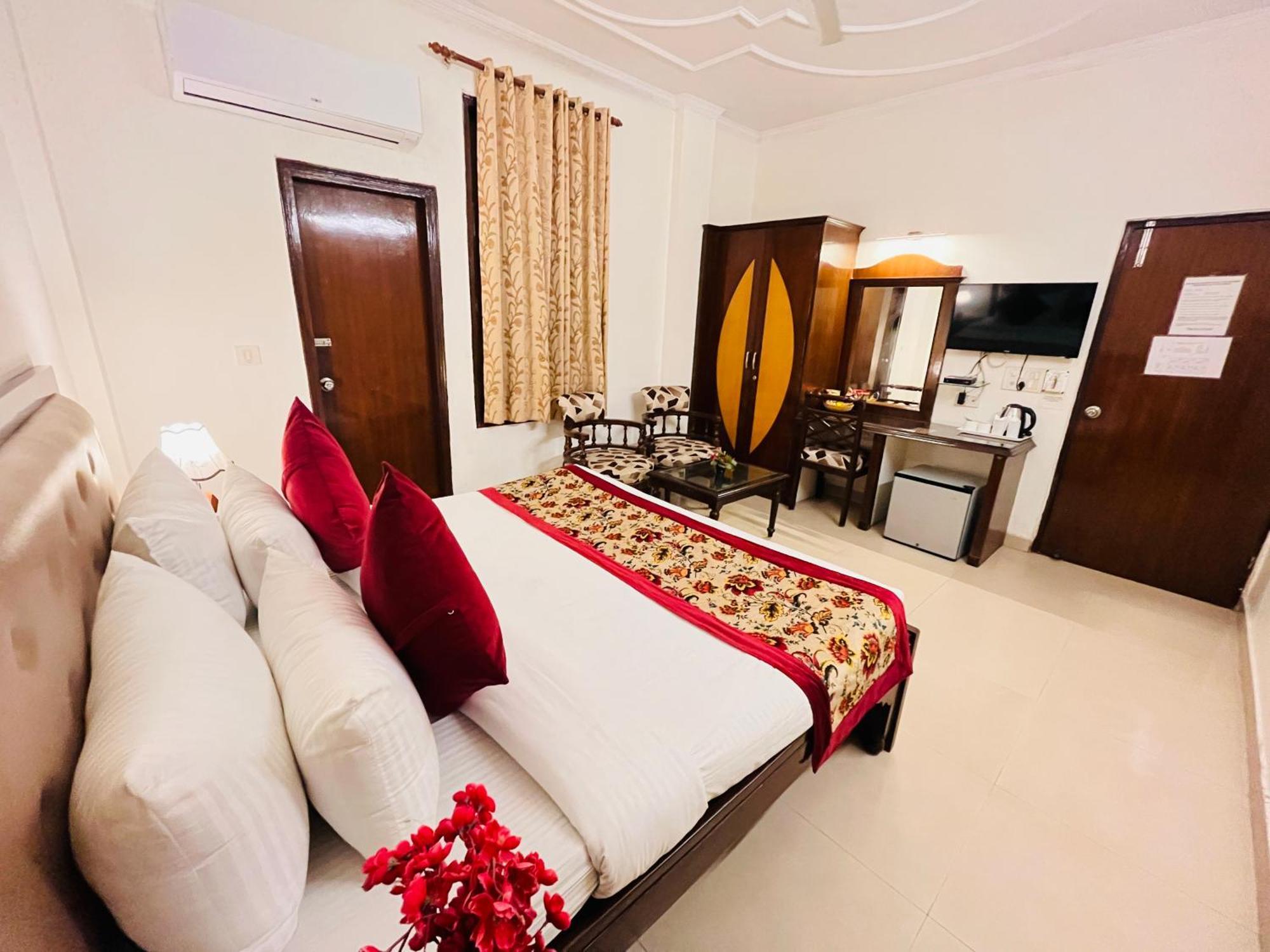 Hotel Paras - Karol Bagh Delhi Bagian luar foto