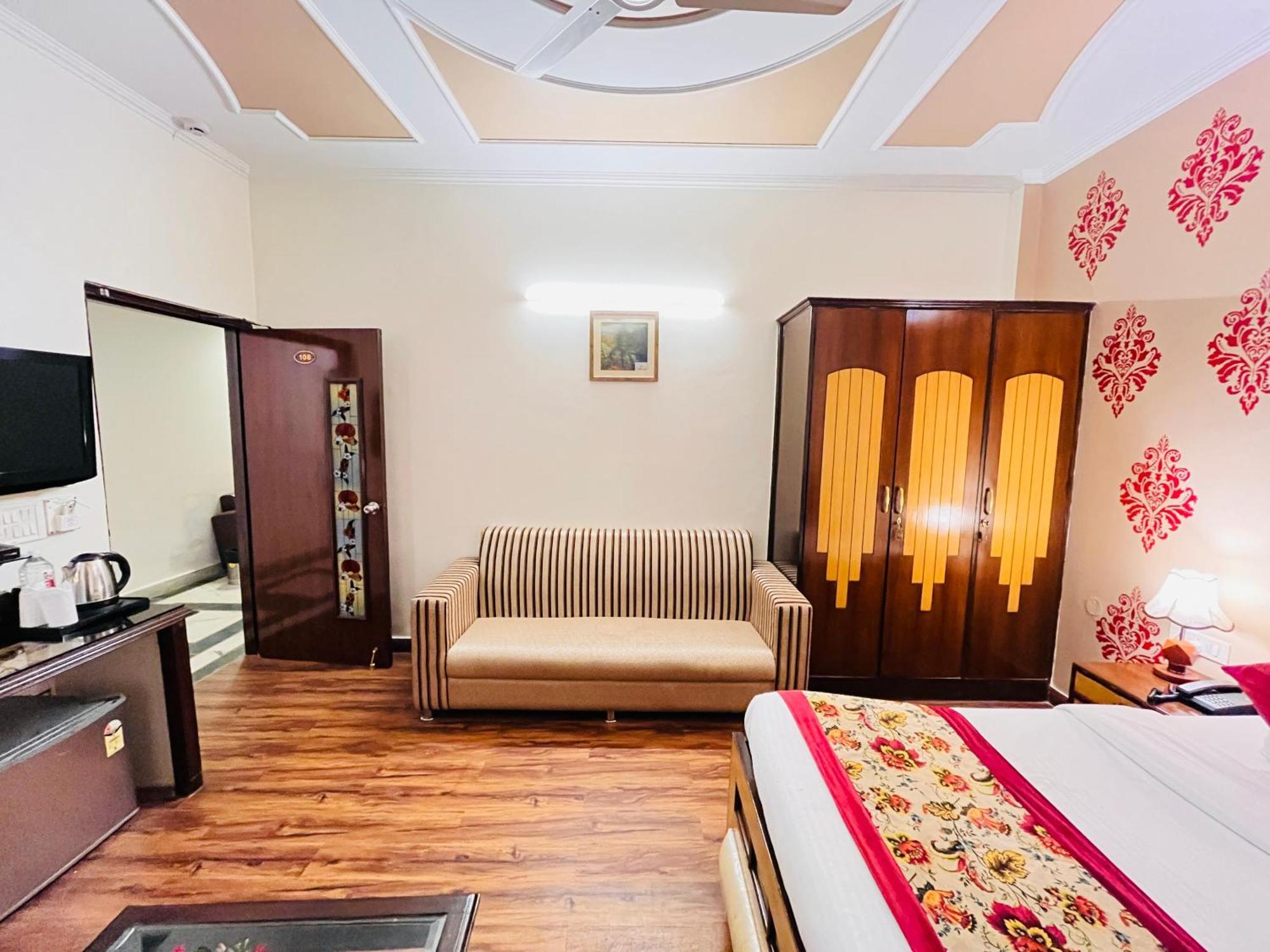Hotel Paras - Karol Bagh Delhi Bagian luar foto