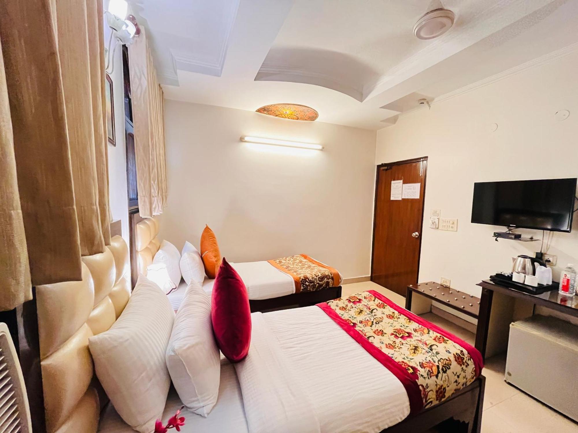 Hotel Paras - Karol Bagh Delhi Bagian luar foto