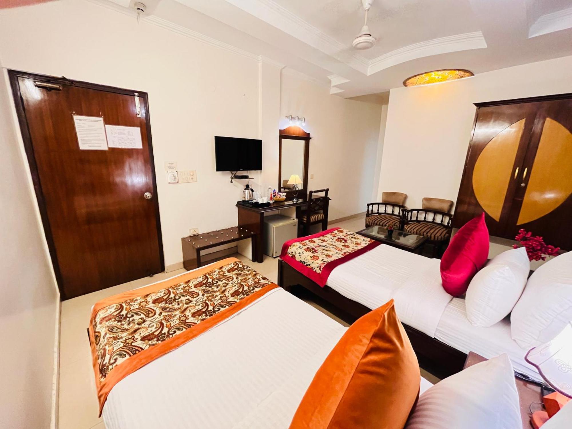 Hotel Paras - Karol Bagh Delhi Bagian luar foto
