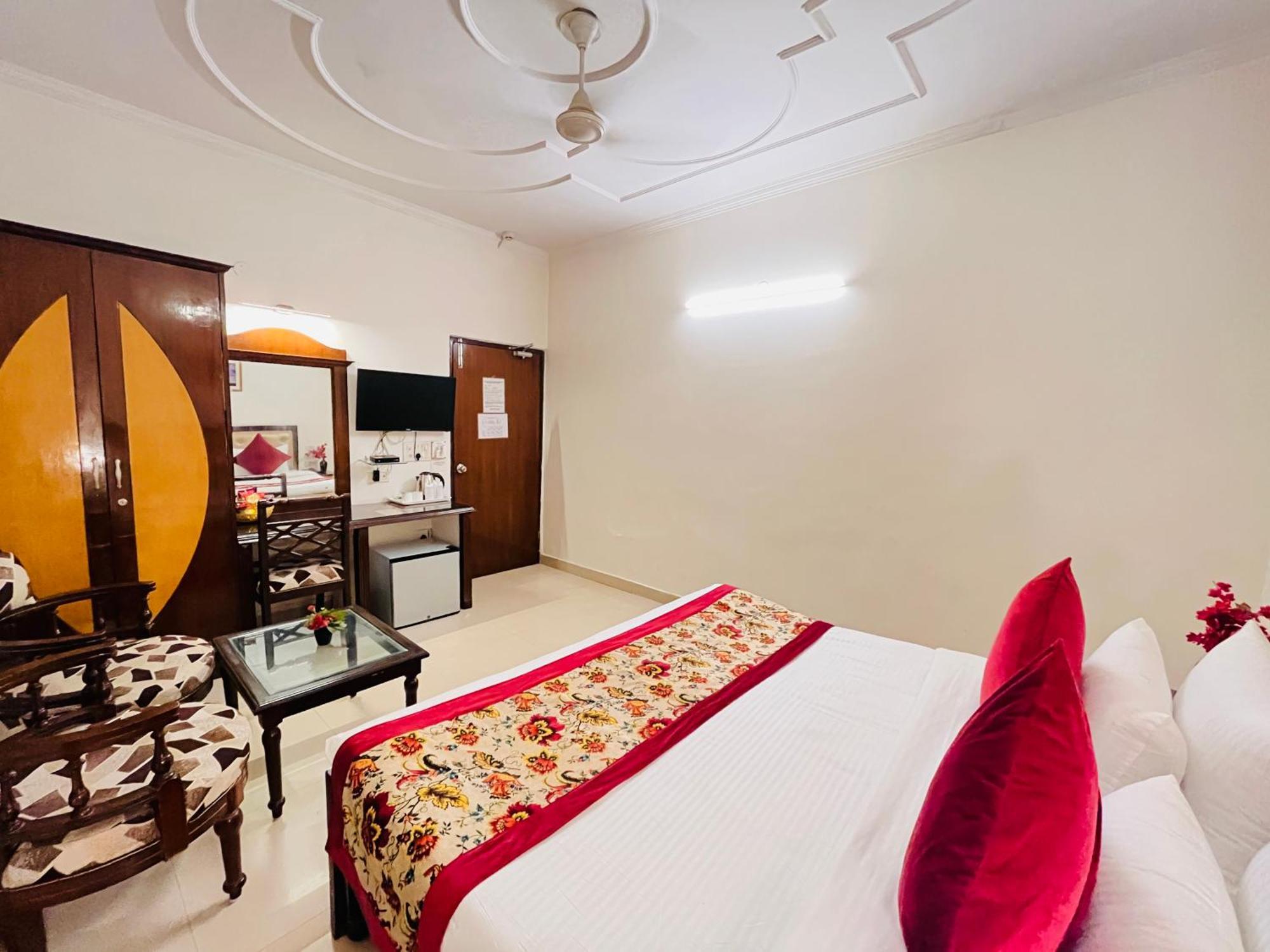 Hotel Paras - Karol Bagh Delhi Bagian luar foto