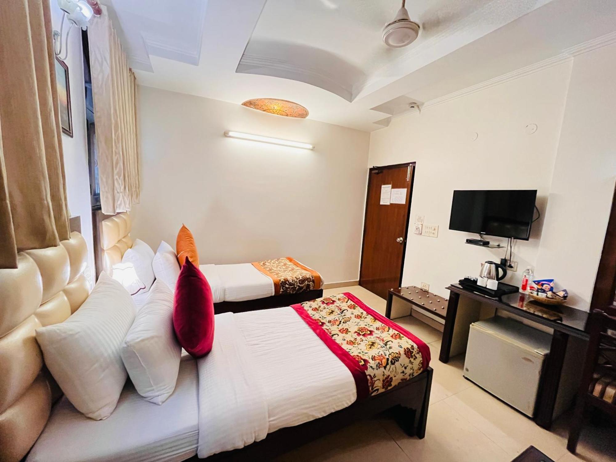 Hotel Paras - Karol Bagh Delhi Bagian luar foto