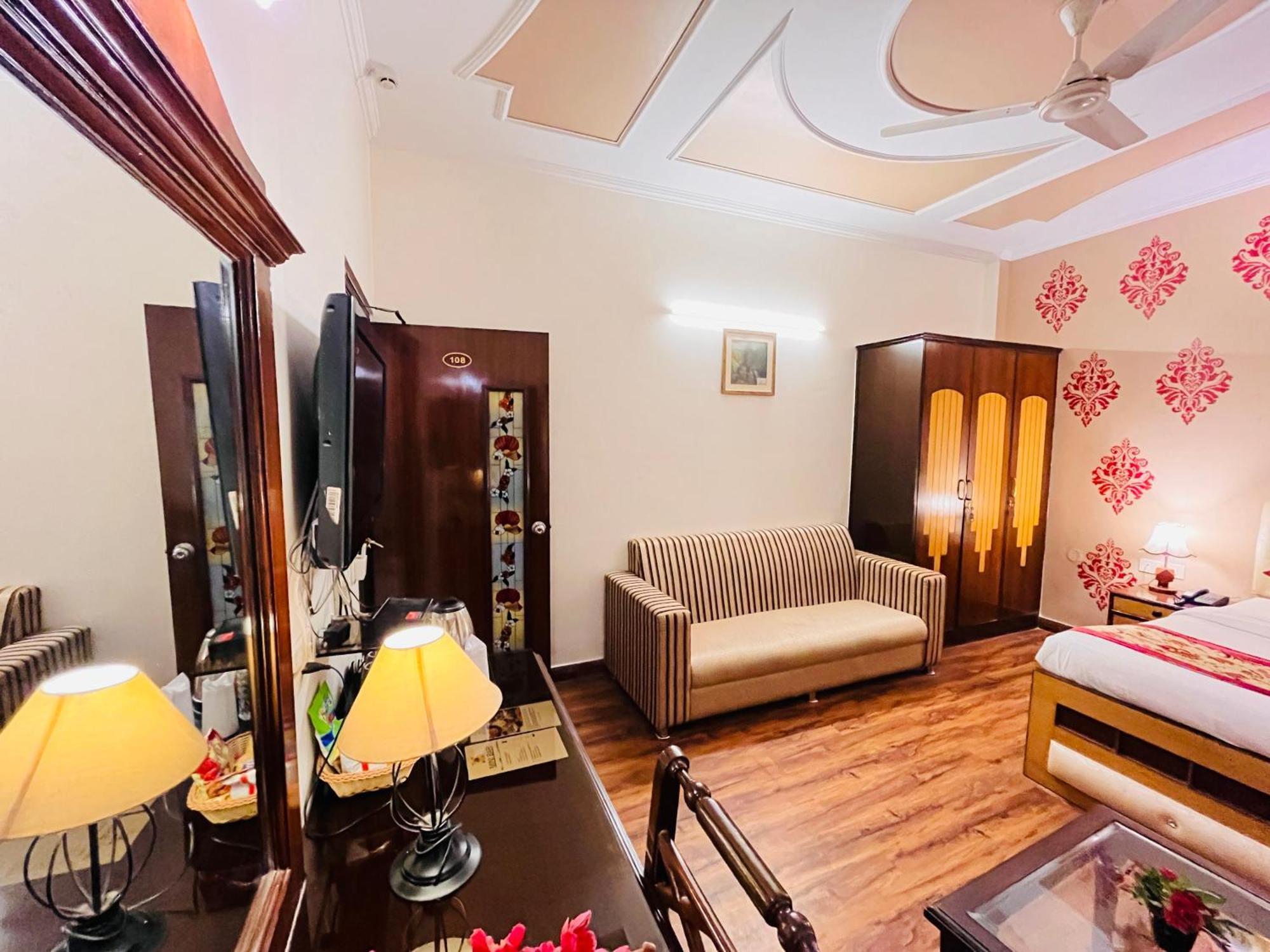 Hotel Paras - Karol Bagh Delhi Bagian luar foto